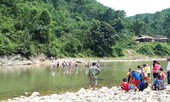 Học sinh vất vả bè mảng qua sông Ken