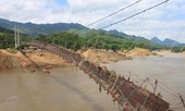 Cầu treo lật úp, hàng trăm học sinh lặn lội đến trường bằng đò ngang