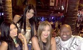Đả bại Đức, HLV Mexico được mời dự ‘tiệc sex’ với 3 kiều nữ