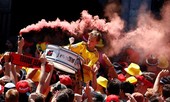 CĐV ‘nhuộm đỏ’ quảng trường, chào đón tuyển Bỉ như người hùng