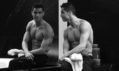 Ferdinand tiết lộ CR7 thích soi gương tự ngắm bản thân