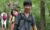 Xúc động chồng cõng vợ ốm yếu đi du lịch khắp thế gian