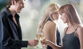 Cuống cuồng 'bơm vá' giữ chồng đẹp trai, vợ trẻ nhận cái kết đắng