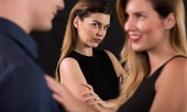 Tha thứ cho chồng ngoại tình để 'giữ gia đình' là khôn hay dại?