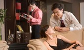 Chồng trẻ cay đắng với 'món quà' của gã hàng xóm đa tình tặng vợ mình