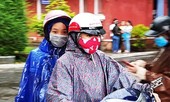 Huế: Thí sinh đi tập trung, làm thủ tục thi THPT trong mưa lớn
