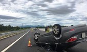 Ô tô 4 chỗ lật ngửa trên cao tốc, 2 người nhập viện