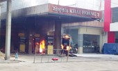 Xe bồn tiếp nhiên liệu bất ngờ bốc cháy thiêu rụi cả cây xăng