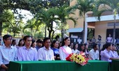 Hoa hậu Trần Tiểu Vy trao 20 suất học bổng khi về thăm trường cũ