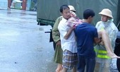 CSGT vượt lũ đưa nạn nhân ngộ độc thức ăn, ngạt khí ga đi cấp cứu