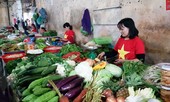 Tiểu thương Quảng Nam 'nhuộm đỏ' chợ để cổ vũ đội tuyển Việt Nam