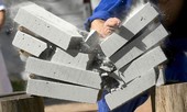 Kinh ngạc võ sỹ dùng tay không đập vỡ 100 viên gạch trong 37 giây