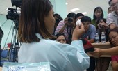 Dính đạn lạc khi đứng trước nhà hóng gió