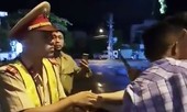 'Thúc cùi chỏ' làm CSGT té ngã, có thể xử tù người tung clip?