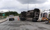 Hết hồn với 2 cuộn sắt nặng hàng chục tấn văng ra đường