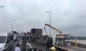 Xe khách cháy rụi sau cú tông xe container trên cao tốc, 2 người chết