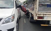 Lao xe máy vào giữa hai ô tô, 3 học sinh trọng thương