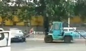 Xe nâng lao trúng đám đông, 11 người thương vong