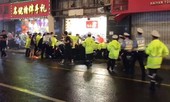 Biển quảng cáo rơi giữa phố đông, 9 người thương vong