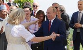 Tổng thống Putin khiêu vũ với Ngoại trưởng Áo tại đám cưới