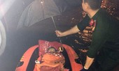 Giải cứu ba mẹ con thai phụ bị mắc kẹt trong nhà ngập sâu