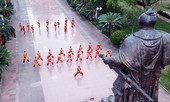 Thí sinh HHVN múa võ dưới tượng đài Quang Trung
