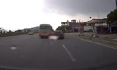 Xe khách đi ẩu, chèn xe Sedan như phim hành động trên quốc lộ