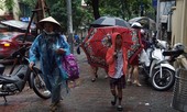 Trẻ em lụp xụp đến trường trong ngày đầu tuần mưa rét