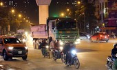 Xe tải nườm nượp trên phố vào giờ cao điểm khiến người dân hoang mang