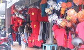 Cổ động viên Đà Nẵng tấp nập xuống phố mua đồ cổ vũ tuyển Việt Nam
