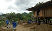 Thanh niên, bộ đội dựng nhà, san đường cho dân sau lũ tại Yên Bái