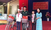 Chiến sĩ biên phòng tặng xe đạp cho học sinh nghèo vượt khó