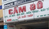 Sinh viên lũ lượt mang laptop, thẻ sinh viên cầm cố