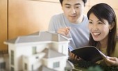 Vợ chồng trẻ có 800 triệu nên mua nhà đất hay chung cư ở Hà Nội?