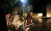 Người dân ngoại thành Hà Nội trắng đêm dầm mưa chạy lũ