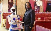 Robot bồi bàn giúp thu hút khách ở nhà hàng Dubai