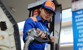 Giá xăng giảm mạnh gần 1.500 đồng mỗi lít