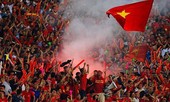 Bóng đá Việt nhận án phạt vì CĐV đốt pháo sáng ở trận thắng Malaysia
