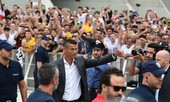 Ronaldo bảnh bao tới Juventus, cười tươi chào CĐV