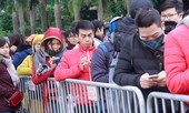 Xếp hàng dài trong gió rét để lấy vé chung kết AFF Cup 2018
