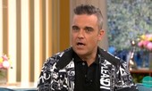 Robbie Williams lần đầu lên tiếng về ‘ngón tay thối’ ở World Cup