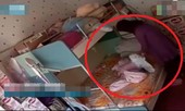 Bản tin 8H: Bảo mẫu dùng khăn trùm đầu, đánh tới tấp em bé 7 tháng