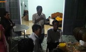Bản tin 8H: Bị kịch con phát hiện mẹ chết bên vũng máu, cha treo cổ