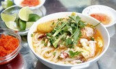 Tô bánh canh vỉa hè giá 300.000 đồng ở Sài Gòn