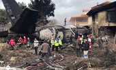 VIDEO:Hiện trường rơi máy bay chở hàng Boeing 707 khiến 15 người chết