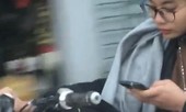 VIDEO: Cô gái vừa bấm điện thoại, vừa gác chân chạy xe trên đường