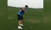 Thủ môn Đặng Văn Lâm đánh golf hài hước