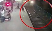 Clip: Mải đuổi bắt cướp, người đàn ông bị tàu cán thảm khốc
