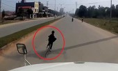 Clip: Bé trai sang đường kiểu cảm tử, dọa tài xế container một phen hú vía