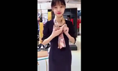 Video: Nữ nhân viên xinh xắn hướng dẫn cách thắt khăn cực đẹp cho nàng